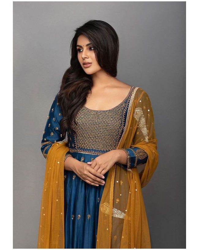 Samyuktha Menon Staggering Poses At Gym